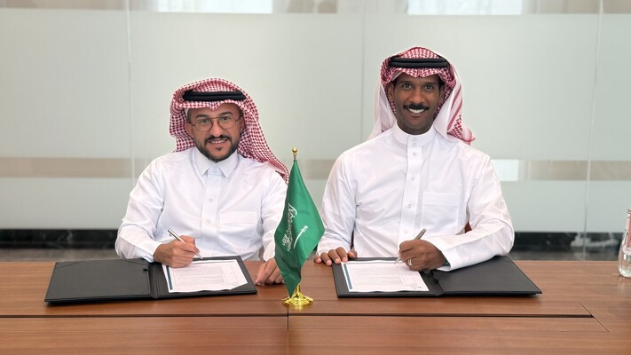 TAQA Geothermal and Strataphy representatives sign their geothermal cooling partnership